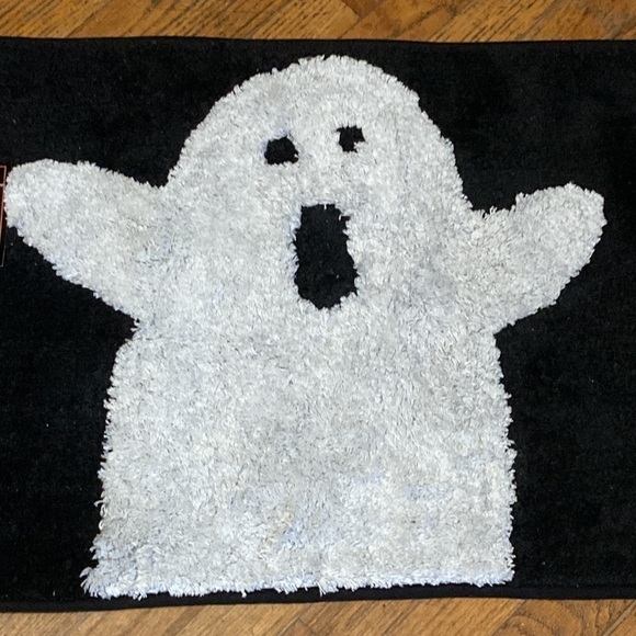 ONLY 2 LEFT! NWT AVANTI GHOST BLACK AND WHITE HALLOWEEN BATH MAT/RUG - Picture 2 of 8